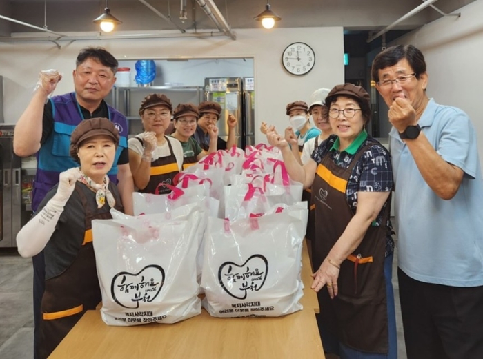 부천 소사본1동 지역사회보장협의체, 초복맞이 홀몸어르신 ‘사랑 듬뿍 삼계탕’전달 이미지