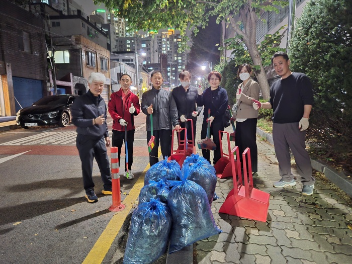 부천 소사본1동 자율방범대, 낙엽 치우고 순찰도 한 바퀴! 이미지