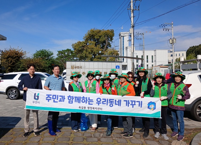 부천 옥길동, 가로변 낙엽 정비 및 집수받이 준설 총력 이미지